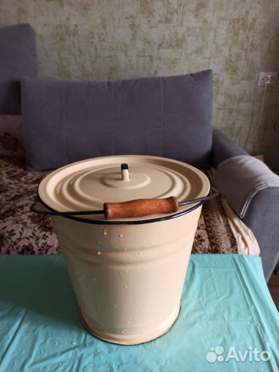 Эмалированное ведро с крышкой