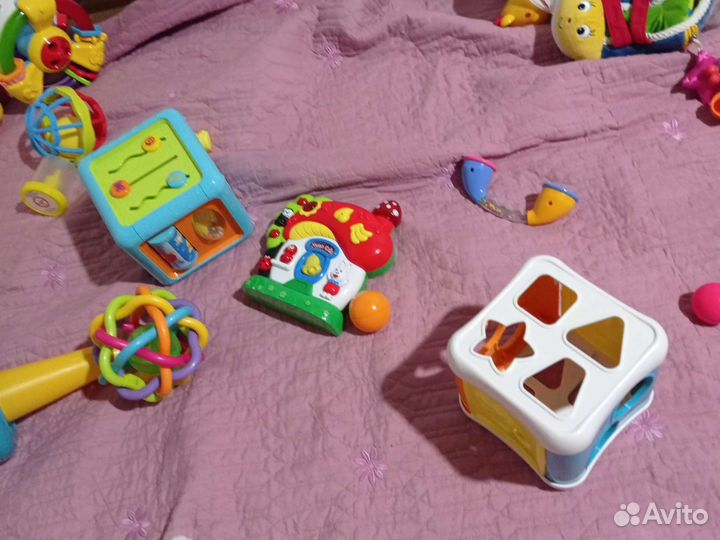 Развивающие игрушки для малышей пакетом