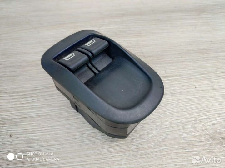 Кнопки стеклоподъёмников Peugeot 206
