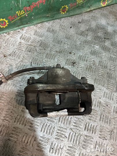 Суппорт передний правый Kia Carens 1