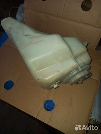 Бачек омывателя Mercedes w124