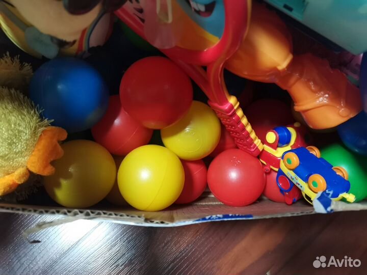 Целая коробка игрушек