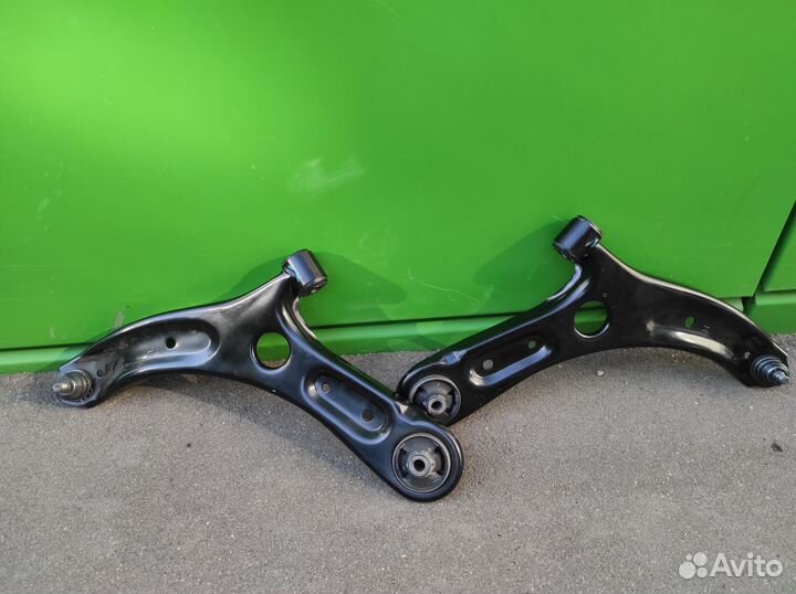 Рычаг левый и правый передний Honda Civic 4D 05-11