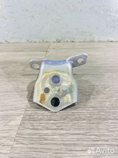 Петля двери зад прав низ mazda 6 GH 2.0 MT лифтбек