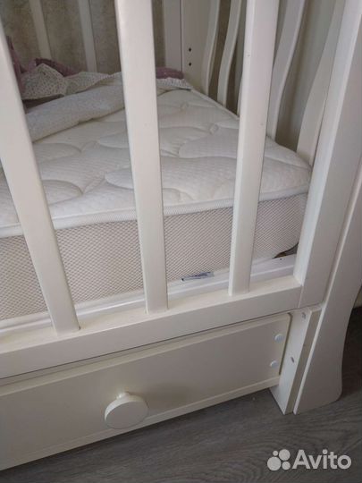 Детская кроватка с маятником и ящиком