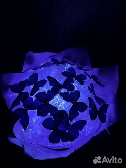 Букет цветов с бабочками