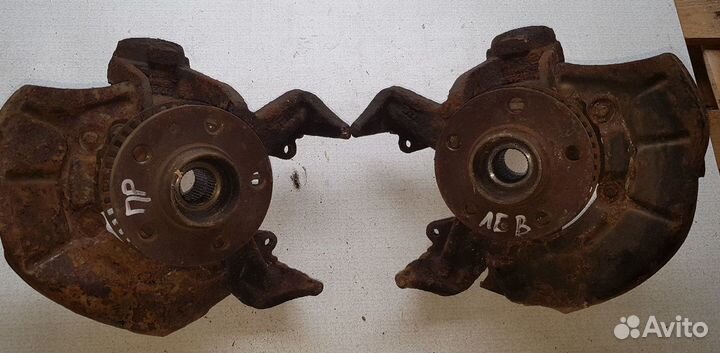 Кулак поворотный правый Фольксваген Гольф 4