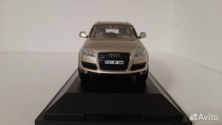 Audi Q 7 / 1:43 / Schuco