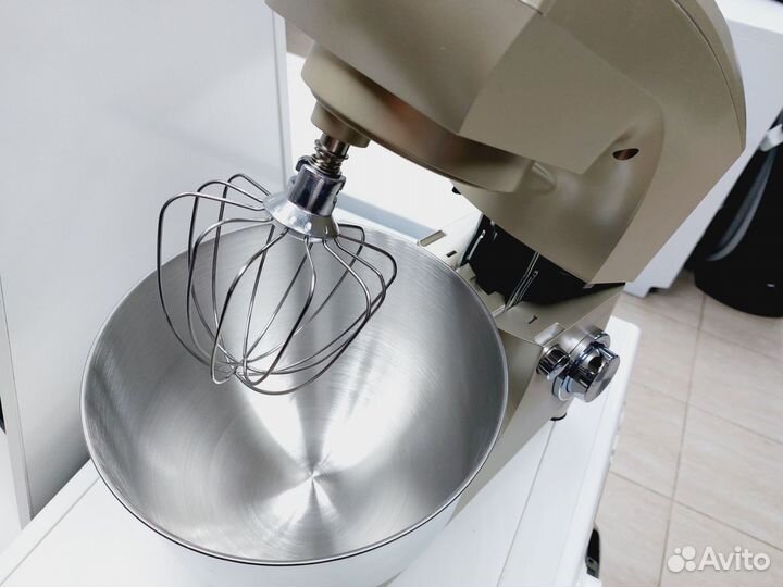Миксер планетарный Starwind 1000Вт/5л (Окт139)