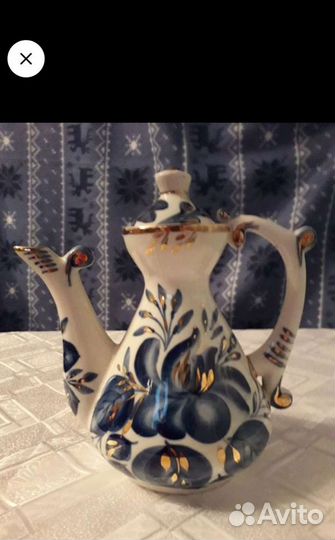 Фарфоровый заварочный чайник и чайные пары