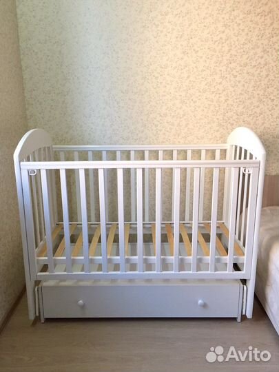 Детская кроватка с маятником