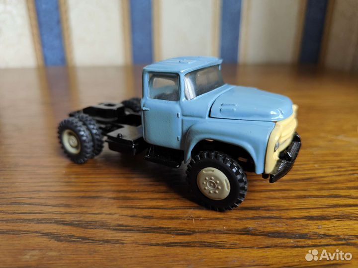 Модель автомобиля СССР седельный тягач ЗИЛ-130 140