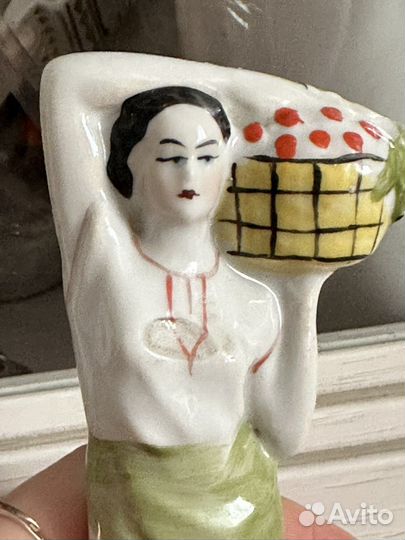 Девушка с корзиной фарфоровая статуэтка СССР