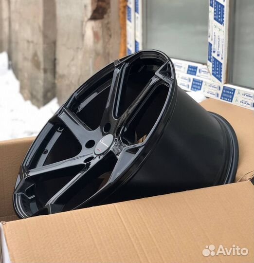 Диски Giovanna Dalar X R22 на Genesis GV80 GV70