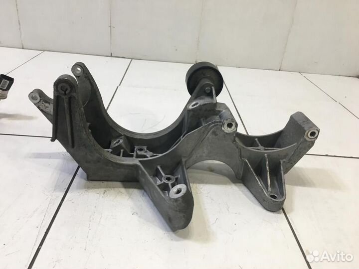 Кронштейн генератора Audi Q7 4LB