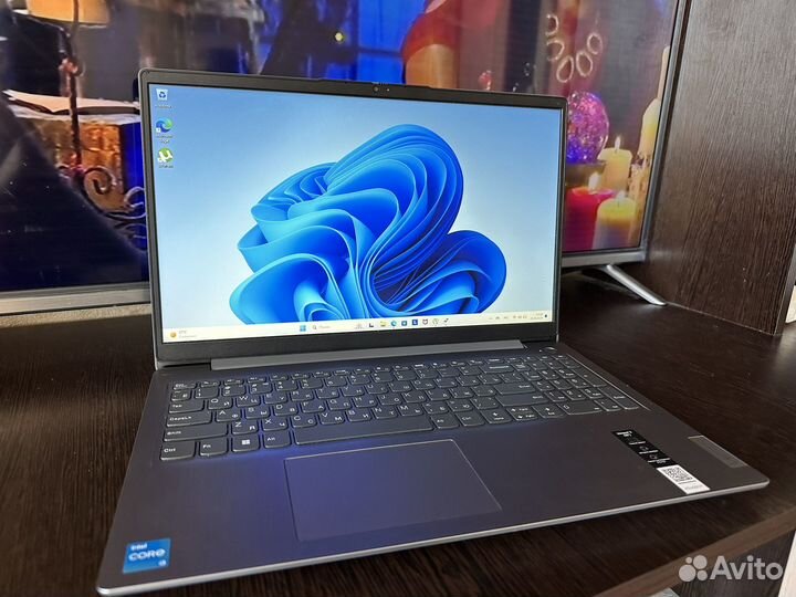 Ноутбук мощный Lenovo 2023г/i3/8GB/SSD