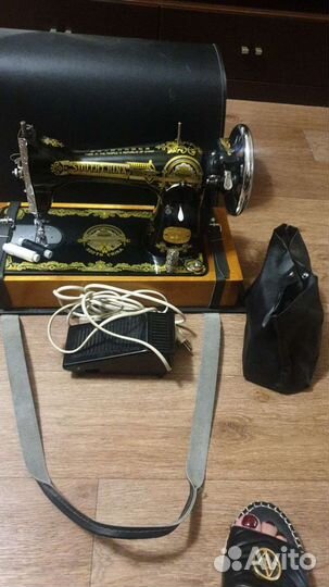 Электрическая швейная машинка