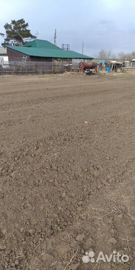 Вспашка земли трактором