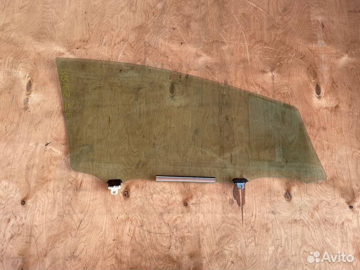 Стекло двери переднее Toyota Prius ZVW30