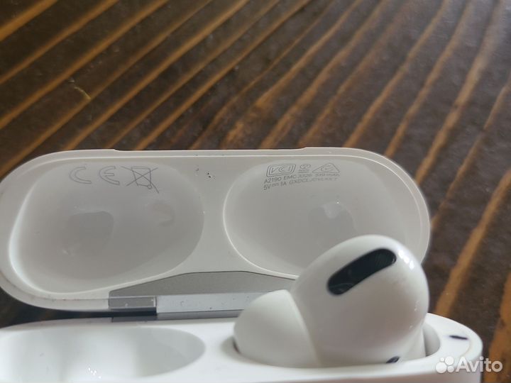 Airpods pro правый наушник и кейс
