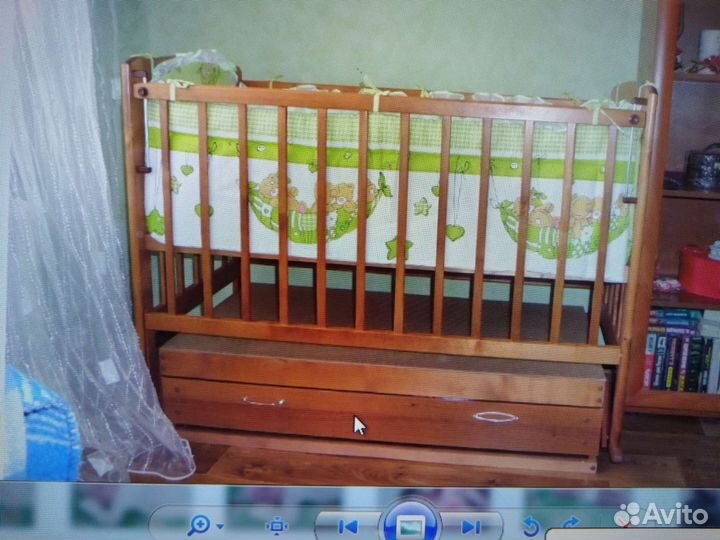 Детская кроватка с маятником и ящиком