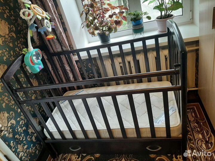 Детская кроватка с маятником и ящиком