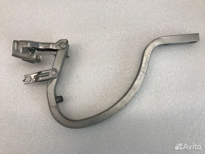 Петля крышки багажника Chevrolet Cruze седан 1.6