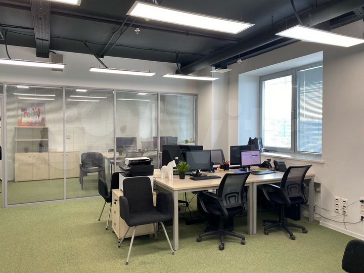 Офис на 5-м этаже, общей площадью 68 кв.м с окнами