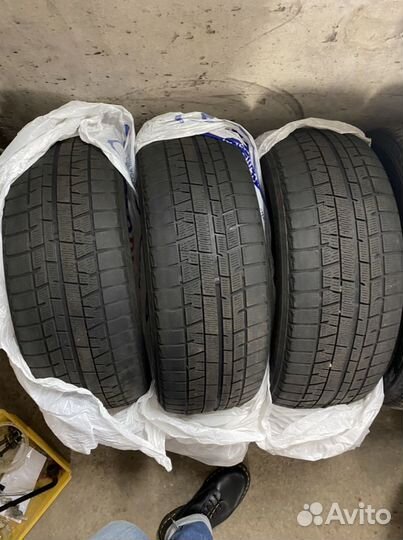 Yokohama Ice Guard IG60 215/55 R17