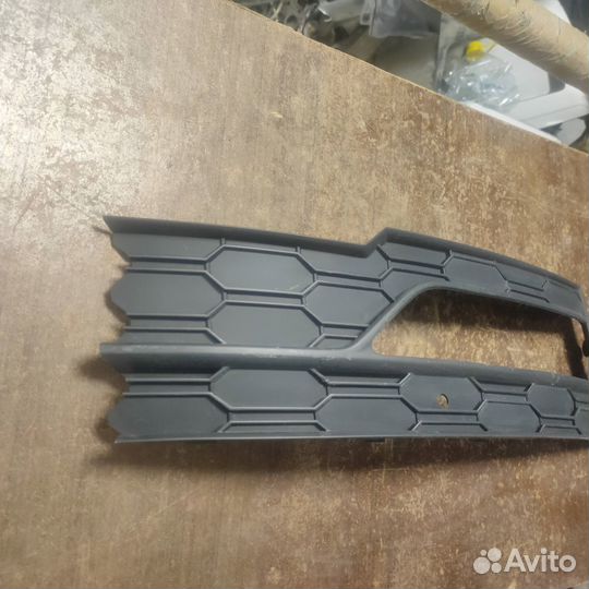 Решетка пер бампера лев Skoda Octavia A8 Ориг