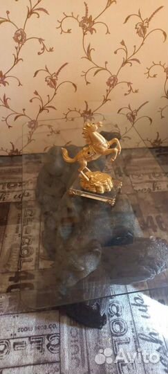 Статуя Золотая лошадь