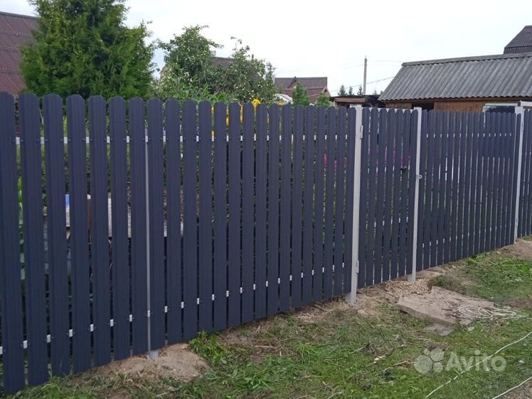 Распашные ворота из профлиста. Ral 6005 евроштакетник шахматка. Заборы из евроштакетника чехове. Забор из серого евроштакетника. Евроштакетник планка шахматка.