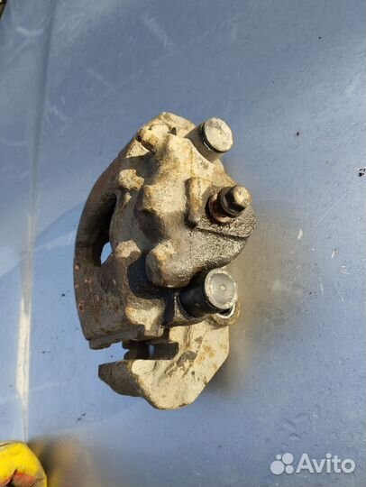 Суппорт передний правый Opel Corsa B