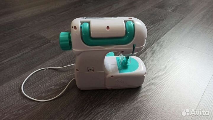 Игрушечная швейная машинка