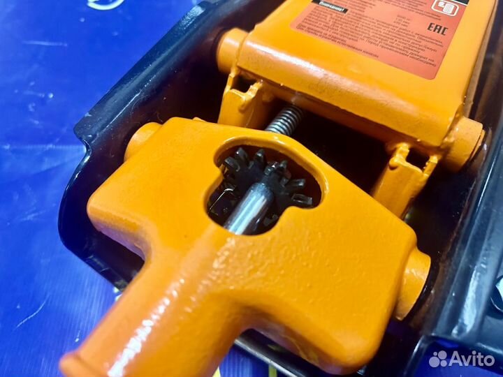 Домкрат шиномонтажный 3.0т (140-520 мм подкатной)