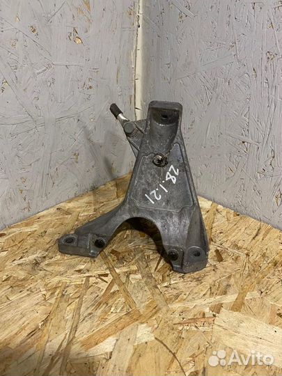 Кронштейн двигателя правый Audi А4 B7