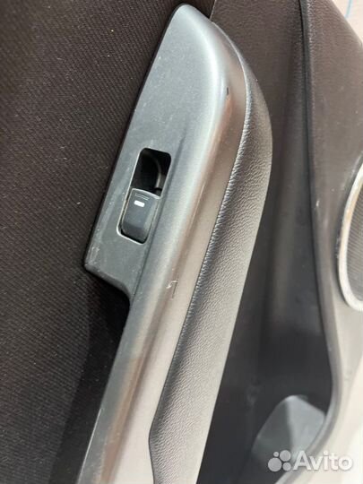 Обшивка боковой двери задняя левая Kia Rio 3