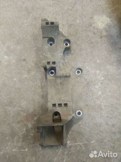 Кронштейн крепления навесного Фольксваген Джетта 4