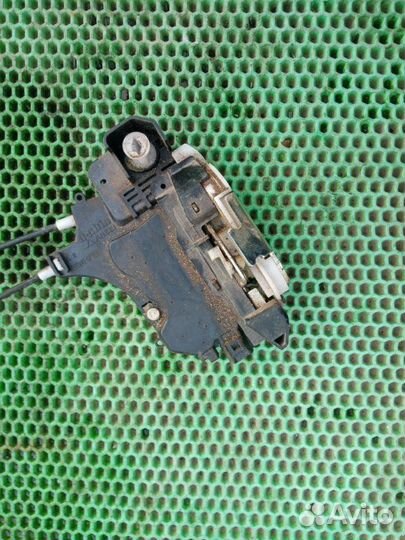 Замок двери левый Mitsubishi Colt