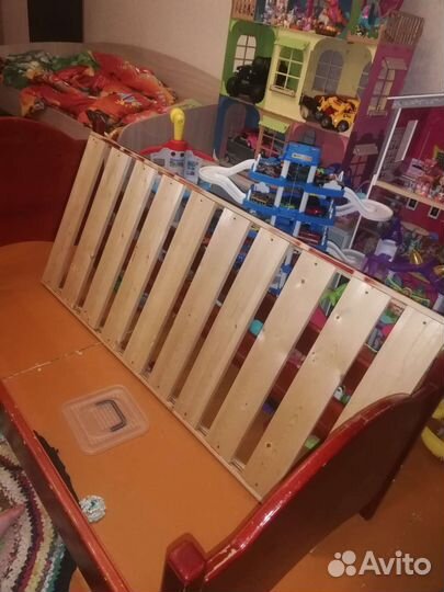 Детская кровать (деревянная)