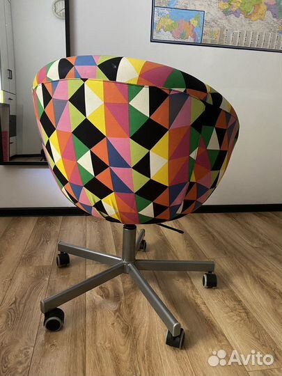 Стул на колесиках