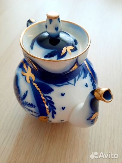 Фарфоровый чайник Лфз