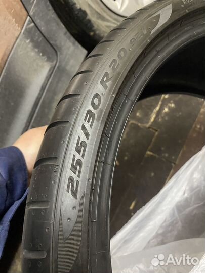 Pirelli P Zero 255/30 R20