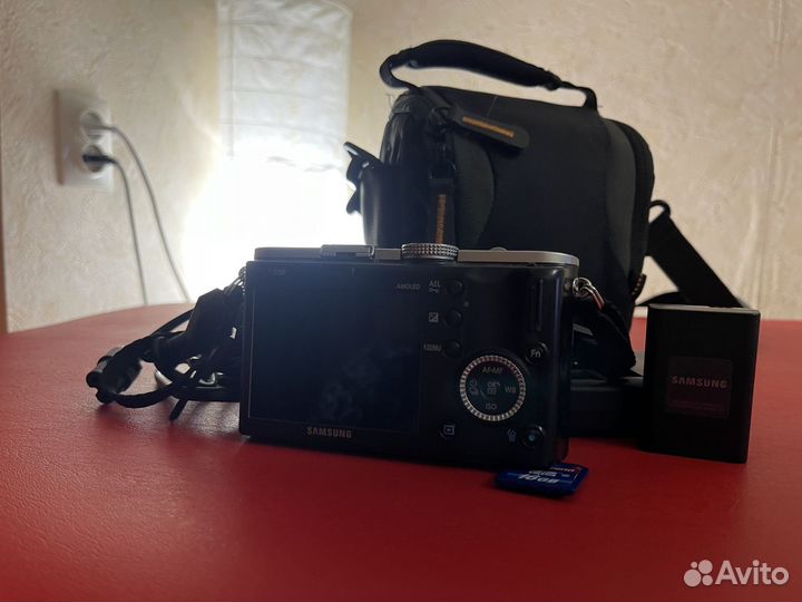 Беззеркальный фотоаппарат Samsung NX100
