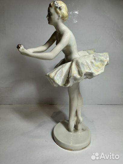 Балерина с цветком в руках