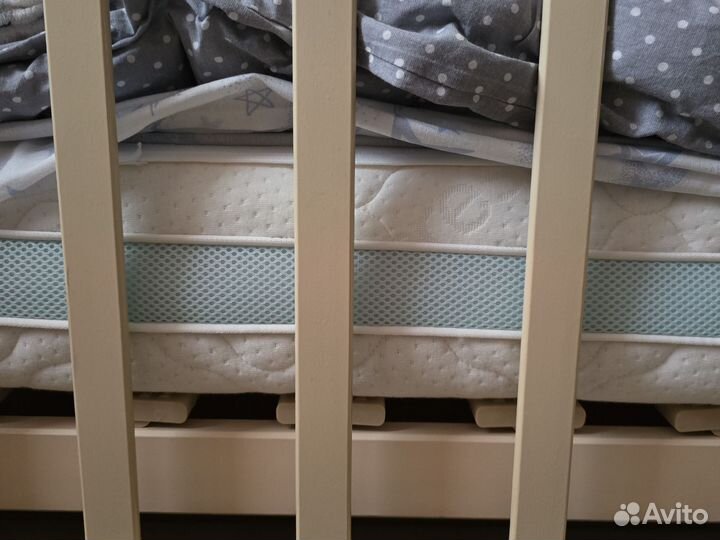 Детская кроватка с маятником и ящиком