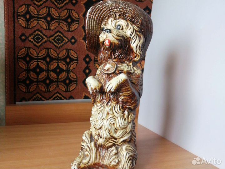 Глиняная фигура собаки копилка