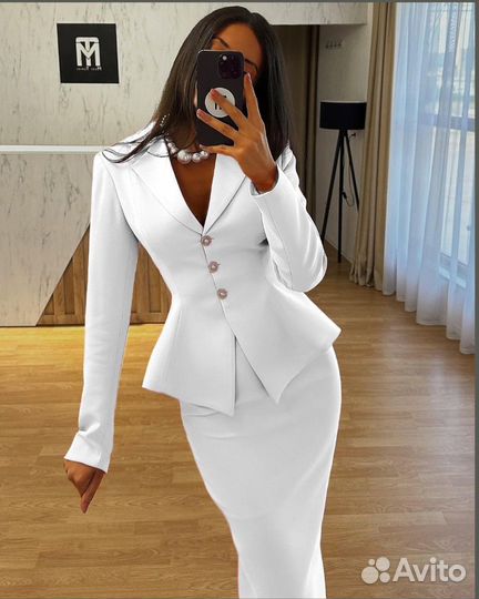 Костюм с юбкой