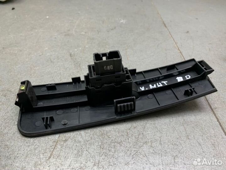 Кнопка стеклоподъемника передняя правая Hyundai