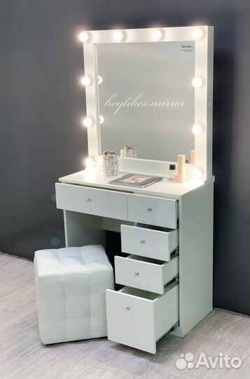 Зеркало с подсветкой и туалетный столик